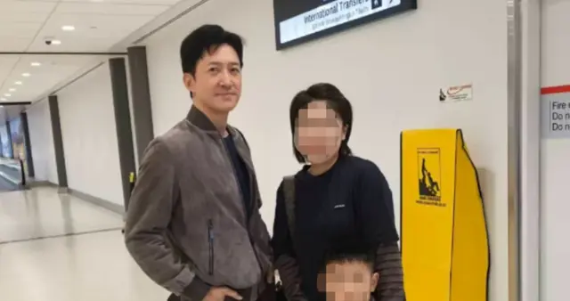 王阳新西兰被偶遇，素颜憔悴头秃嘴巴歪，合照时尬笑小动作不断