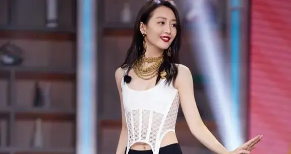 四十二岁王鸥当妈后内搭外穿气场足，看起来一般人比不上呀 ???