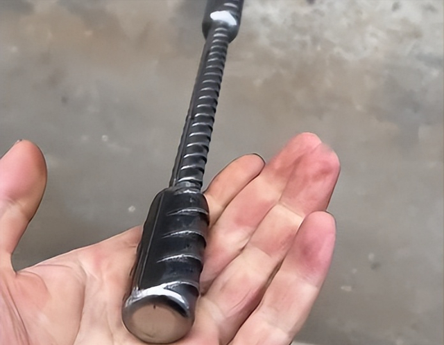 钓鱼|全网钓不断鱼竿？男子用螺纹钢做鱼竿，网友：好是好有点“废手”