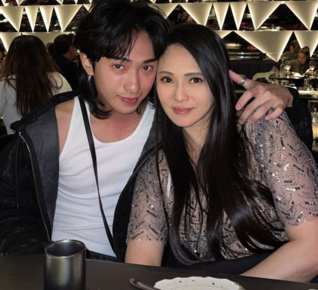 庾澄庆|伊能静20岁儿子疑恋爱！与美女头靠头好亲密，女友已见过庾澄庆