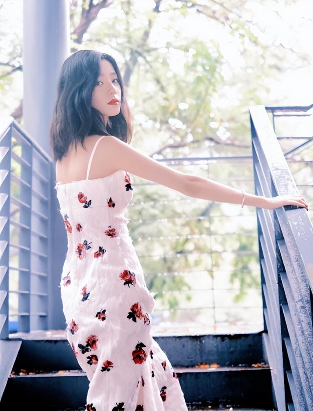 庄达菲：白色裙裾间的少女绮梦