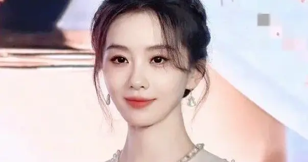 刘诗诗的气质真是出挑！穿刺绣短上衣+收腰半裙，优雅又贵气！