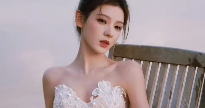 张予曦穿白色珍珠亮片裙亮相三亚婚纱时装周 真是又纯又欲