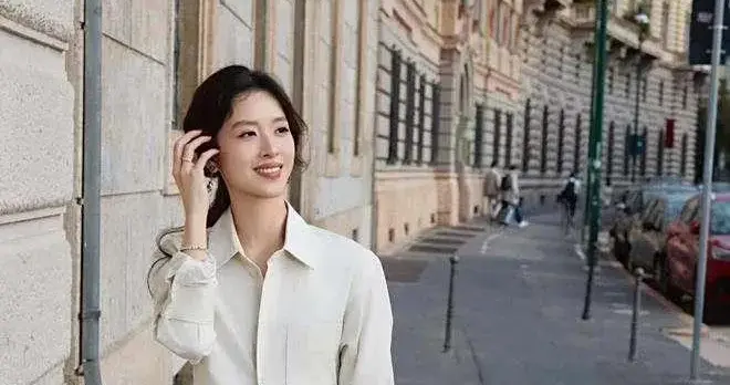 章泽天的气质不一般！穿米色修身衬衫+牛仔裤，阔太气场好强大