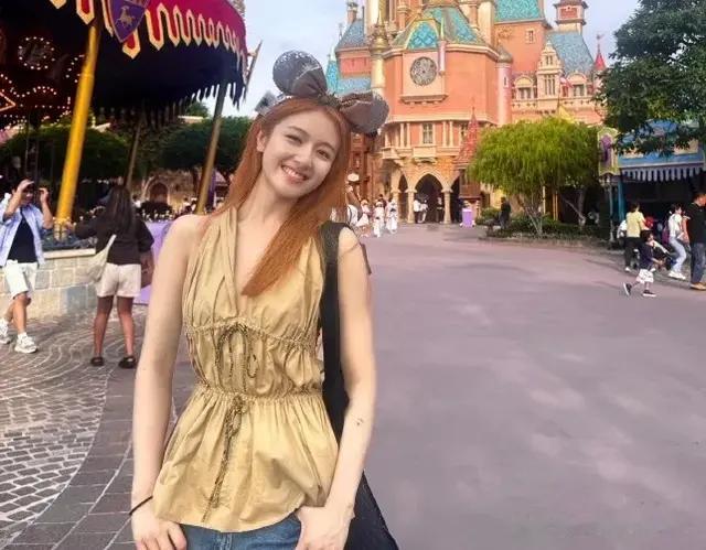 李兰迪晒迪士尼美照，穿露背上衣大秀好身材，笑容甜美似青春女大