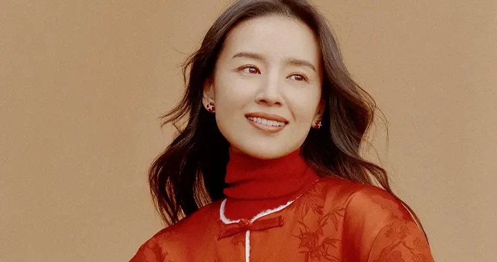 董洁热搜风波后复工，微笑给员工发红包，打脸了16年前的自己！