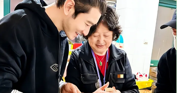 黄晓明冬至晒家常， 儿子小海绵擀面皮 ，手艺获赞有模有样