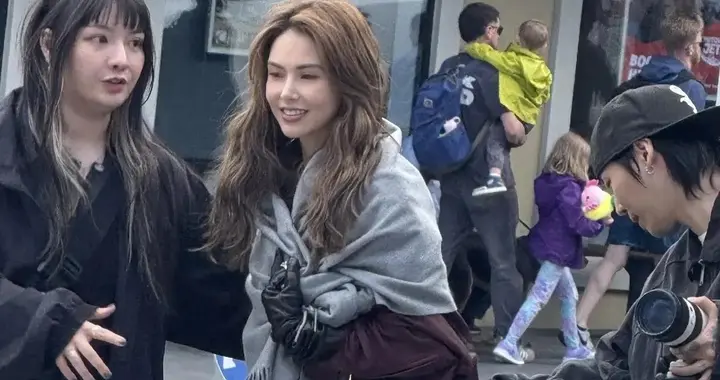 昆凌新西兰被偶遇，头身比绝到犯规，生图颜值让网友：周董太会娶