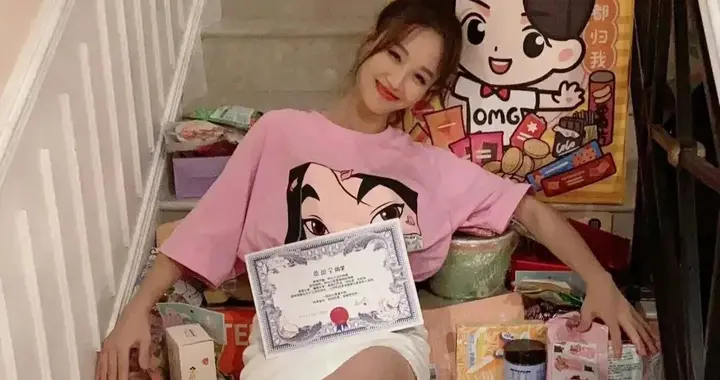 零食堆里的蓝盈莹好可爱，粉衣白短裤秀出超长腿