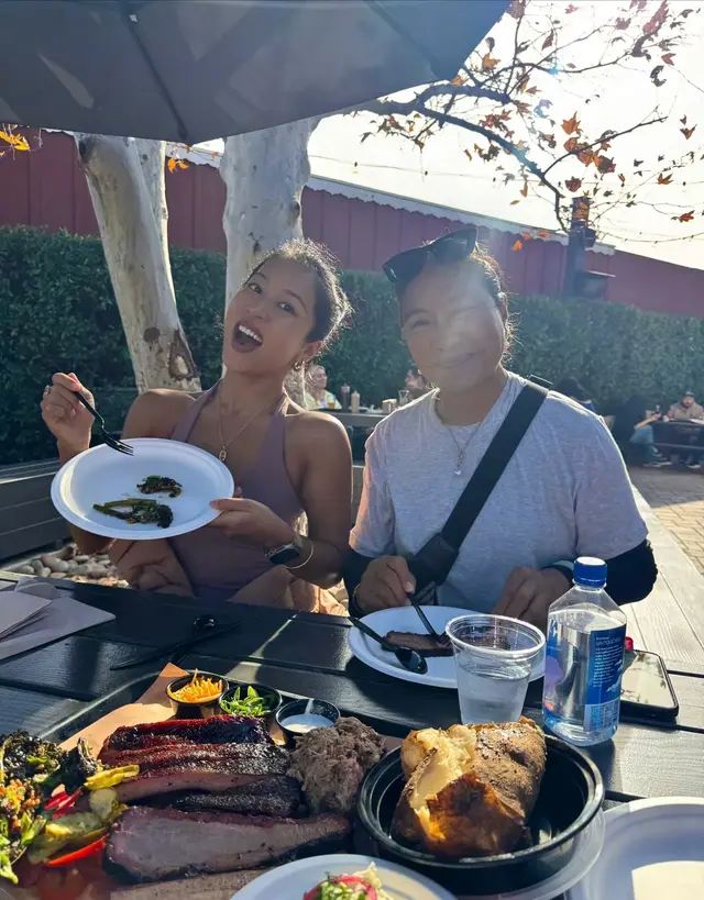 吉克隽逸晒跟妈妈美国游玩照片，身穿挂脖瑜伽服，大秀火辣身材