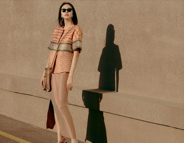 “最美超模”张梓琳晒照，41岁生俩娃身材和皮肤仍完美无瑕，好美