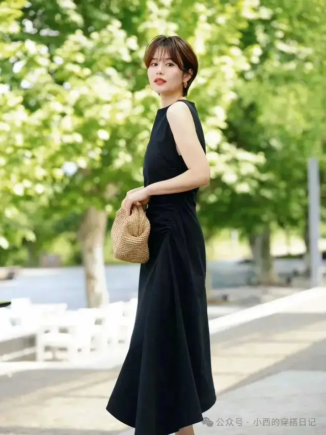 被这个短发女人惊艳了，穿衣极简有气质，再过十年也不过时