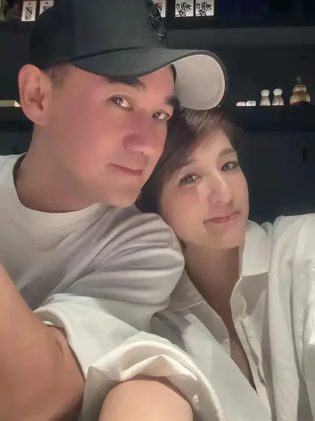 59岁吴大维与爱妻浪漫约会！白T恤减龄如小伙，结婚八年仍似热恋