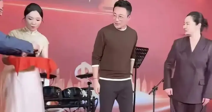 麻六记再斩奖！汪小菲忙领奖没空带娃，霖霖玥儿在兰姐家成香饽饽