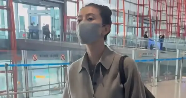 高圆圆现身机场，浅色系穿搭配酒红色长靴，简约大气又显高级
