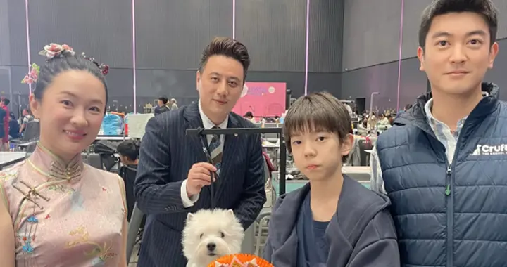 杜江霍思燕一家4口去泰国，女儿出镜美，13岁嗯哼摘牙套后嘴仍凸