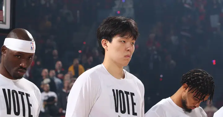 杨瀚森连续2场被弃用：全场坐在替补席第二排 此前曾被下放到G联盟