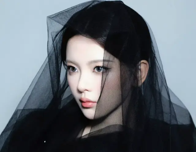 杨超越黑色露肩亮片短裙