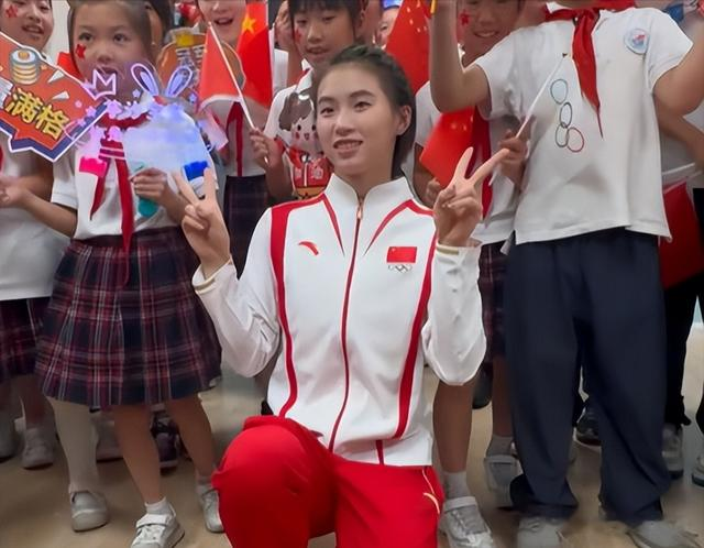 同样是冠军返乡，看到陈芋汐与全红婵的待遇后，明白陈若琳没说错