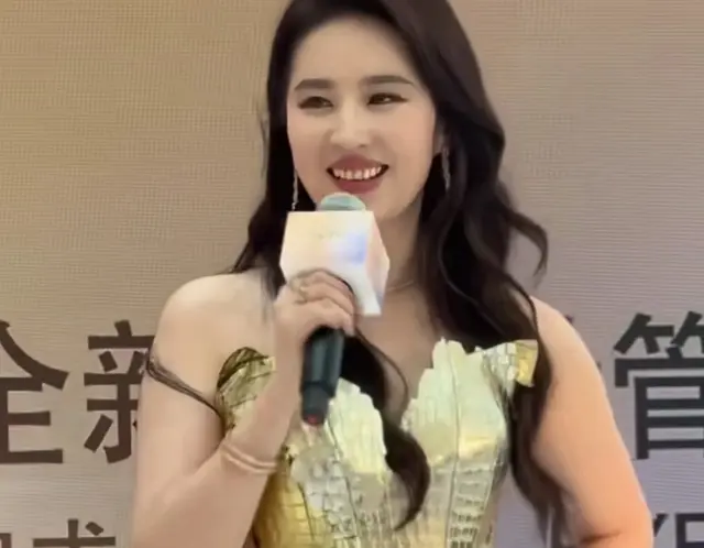 37岁刘亦菲三亚出席活动引热议，被指虎背熊腰，衣服也一言难尽！