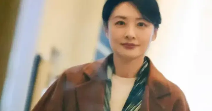 57岁周涛真是大婶辈穿搭标杆！棕色大衣+衬衫+阔腿裤，洋气又高级