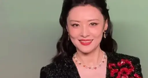 周涛亮相时尚活动，黑裙红饰配优雅卷发，气质华贵又漂亮