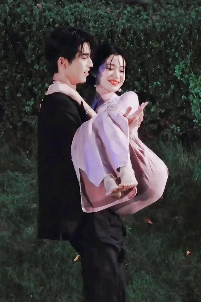 张凌赫王楚然落水公主抱！男的超帅，女的腰臀超美