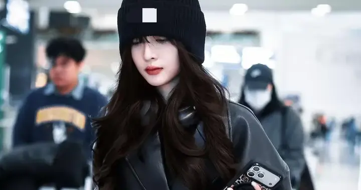 吴宣仪机场私服真时髦！皮夹克外套+短裤+高筒靴，简约又高级！