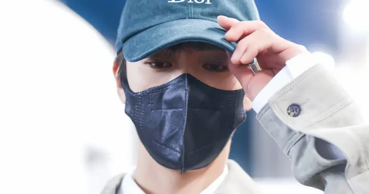 李昀锐出发巴黎时装周，头戴绿色帽子好抢眼