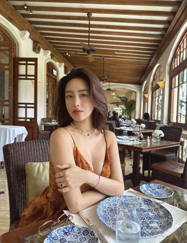 32岁杨采钰晒近照，穿吊带裙秀雪白肌肤，状态毫无孕相痕迹