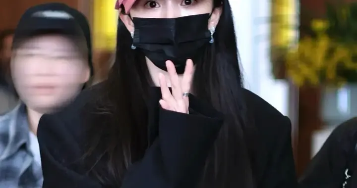 杨幂飞义乌进组新剧，黑西服配白半裙，这素颜状态也太好了吧