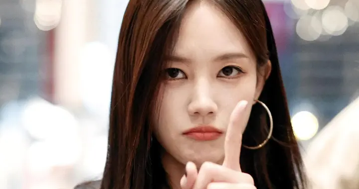 李一桐出发米兰时装周，穿灰色蕾丝边西服，溢出屏幕的姐感好美