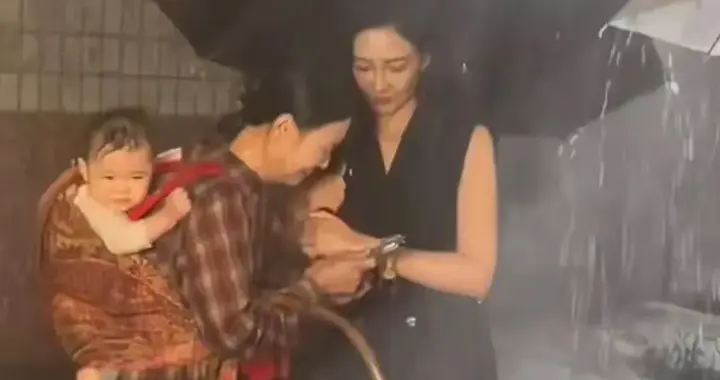 演员吐槽剧组让婴儿淋雨！父母花钱进的剧组，片酬800，剧组曝光