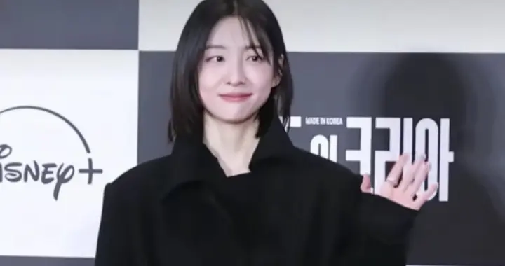 31岁朴智贤活动穿搭：齐肩发+大衣+牛仔裤，减龄时髦，发丝都好美