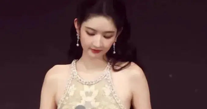 被172cm王玉雯主持首秀惊艳了！穿香槟色礼裙展现好身材，太圈粉