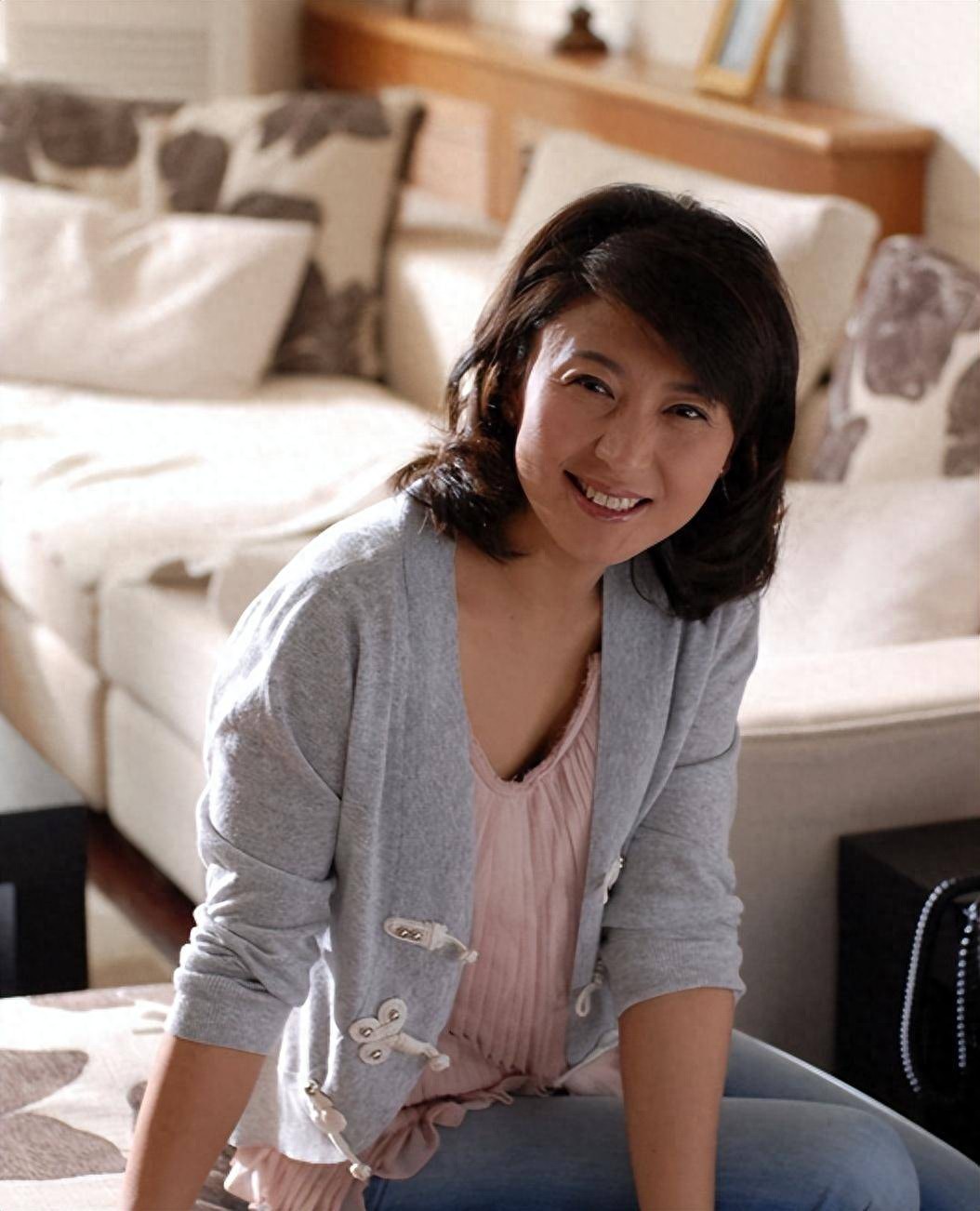 闫学晶哭穷翻车：儿子年入几十万不够花？网友：我工资够给你花不