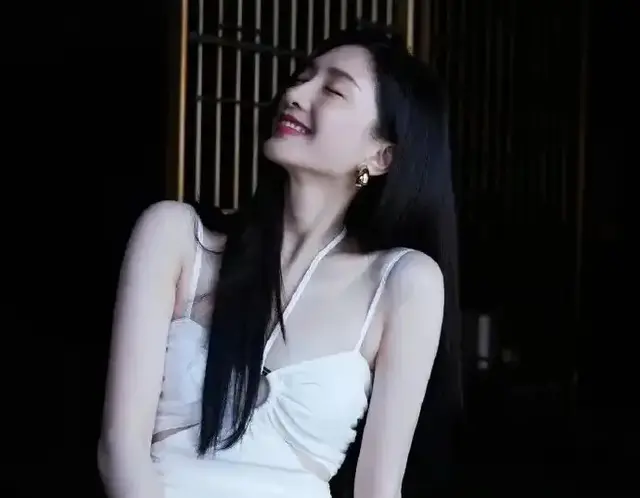 38岁江疏影的大长腿，白皙圆润，谁架得住啊