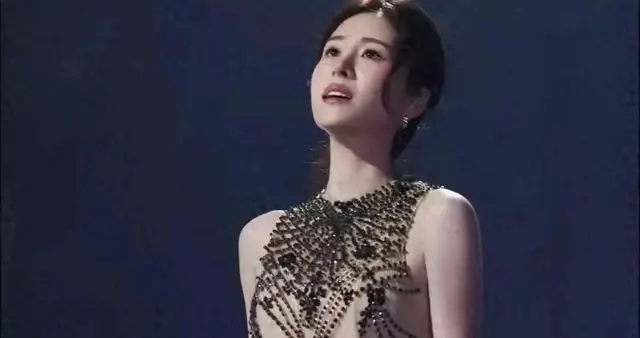 张碧晨演唱会上衣若隐若现镜头下太美了，网友：会不会太透视了？