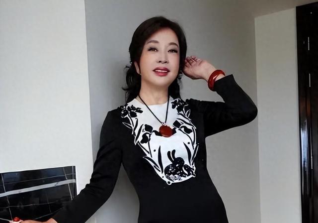 直到看见74岁刘晓庆的最新动态，才明白，金星当年所言不虚！