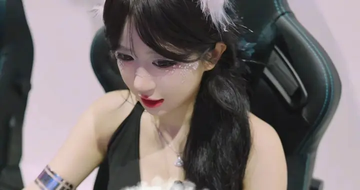 呆妹儿PK女主播落后百万分，感叹压力很大：本想低价留老平台的