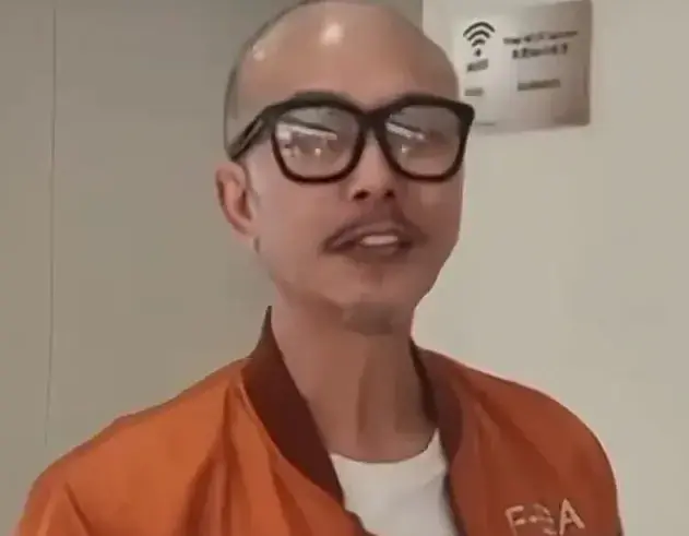 60岁钱小豪现状曝光：瘦到皮包骨，健康成疑