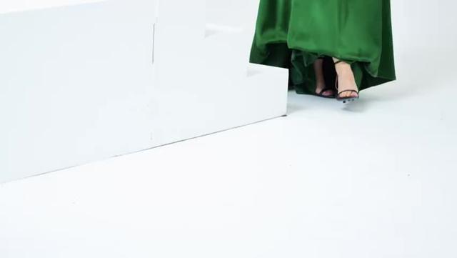 赵丽颖新造型引热议：提裙侧颜，美翻天！