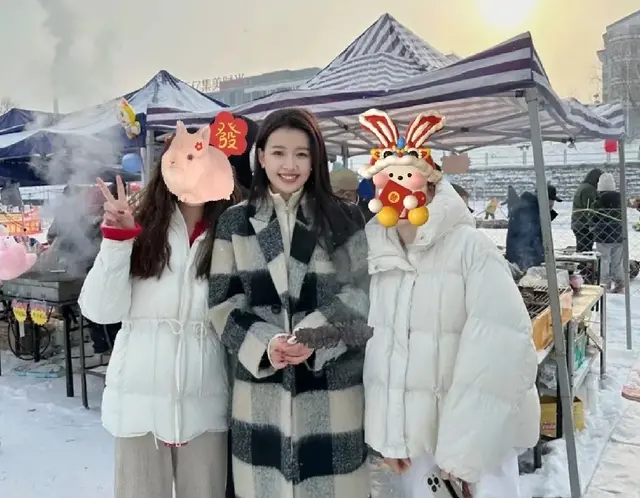 孙怡在东北逛集市被拉着合影，穿单薄大衣冻得脸都僵了