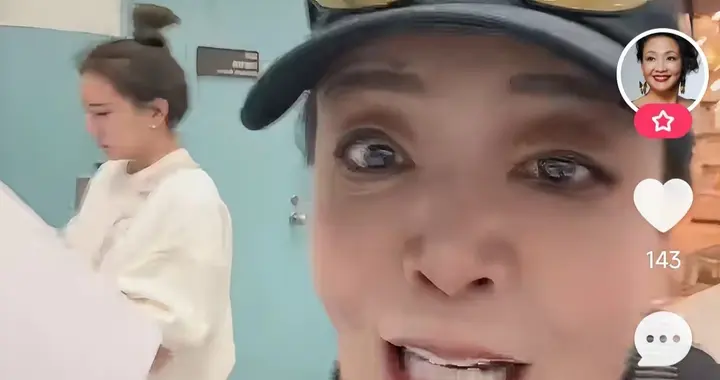 破防！70岁张兰独自赶飞机，儿子真连一小时都抽不出？