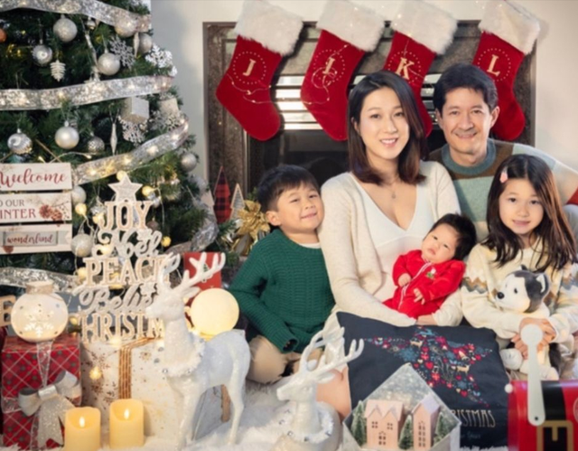 钟嘉欣|钟嘉欣晒全家合照庆圣诞，素颜露面小女儿在怀，三娃乖萌像爸爸