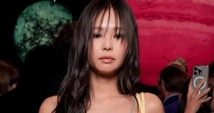 香奈儿红毯：周迅表情尴尬，窦靖童寸头好飒，Jennie脸肿似大妈