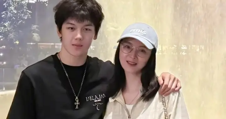 王艳儿子球球褪去婴儿肥，身高超妈半头，帅成娱乐圈星二代天花板