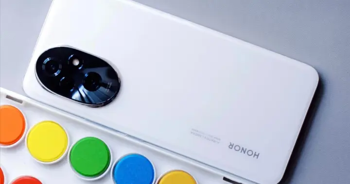 榮耀能“撿漏”的手機！從3199元跌至1455元，3840HZ+50倍變焦