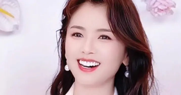 刘涛白色西服配微卷长发，美得那么耀眼