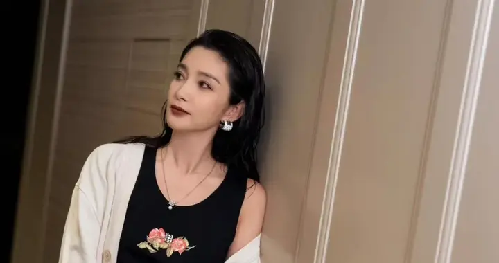 李冰冰私服穿搭真时髦！针织开衫+黑色背心+短裙，高级又洋气！